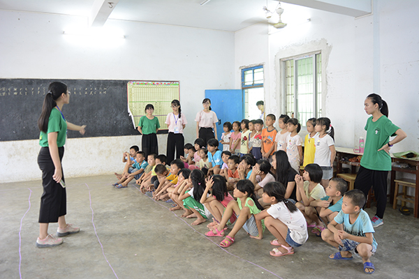 学生们认真的听副队长讲解比赛规则