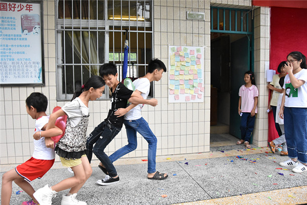 学生们正在进行夹气球比赛
