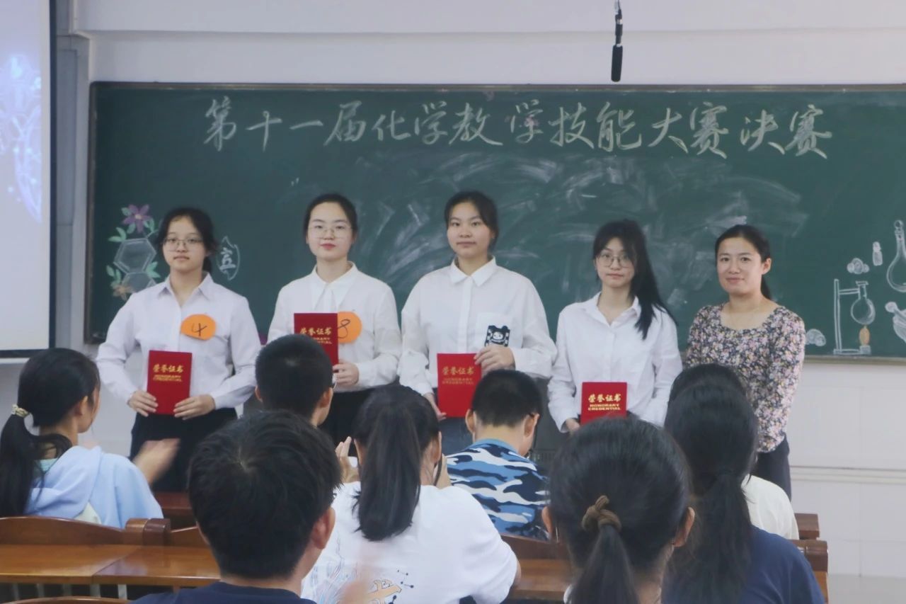 颁奖.jpg 颁奖.jpg