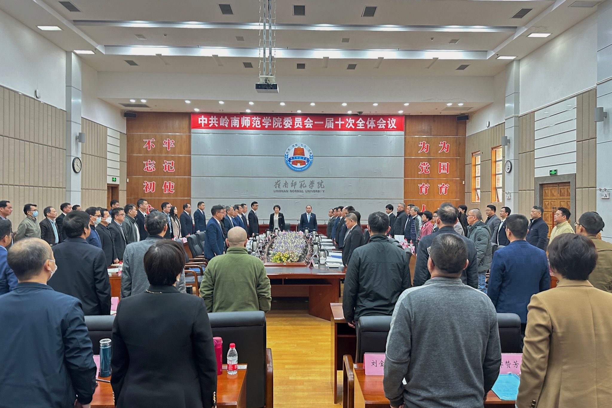 3 全会在雄壮的《国际歌》中闭幕 格桑央宗摄.jpg