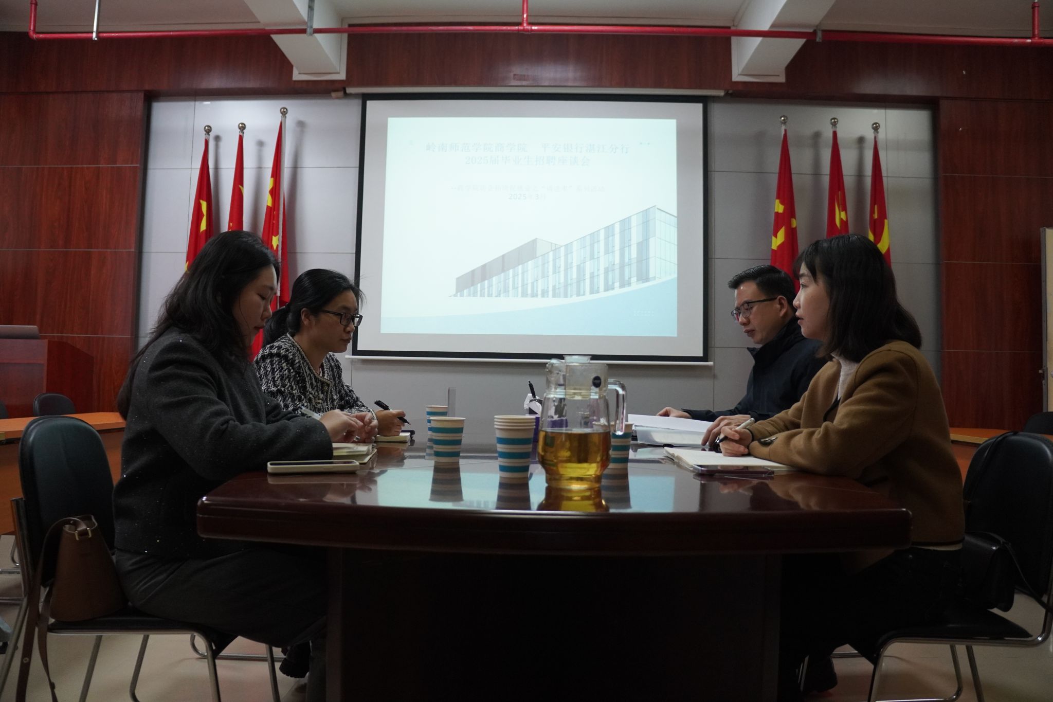 招聘会现场.jpg 招聘会现场.jpg