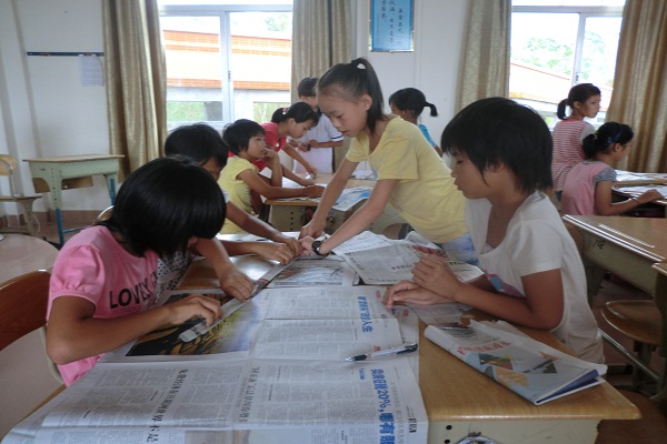 学生们在制作环保服装