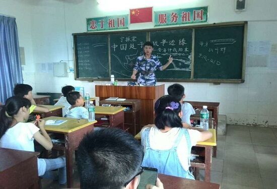 学生认真听讲座