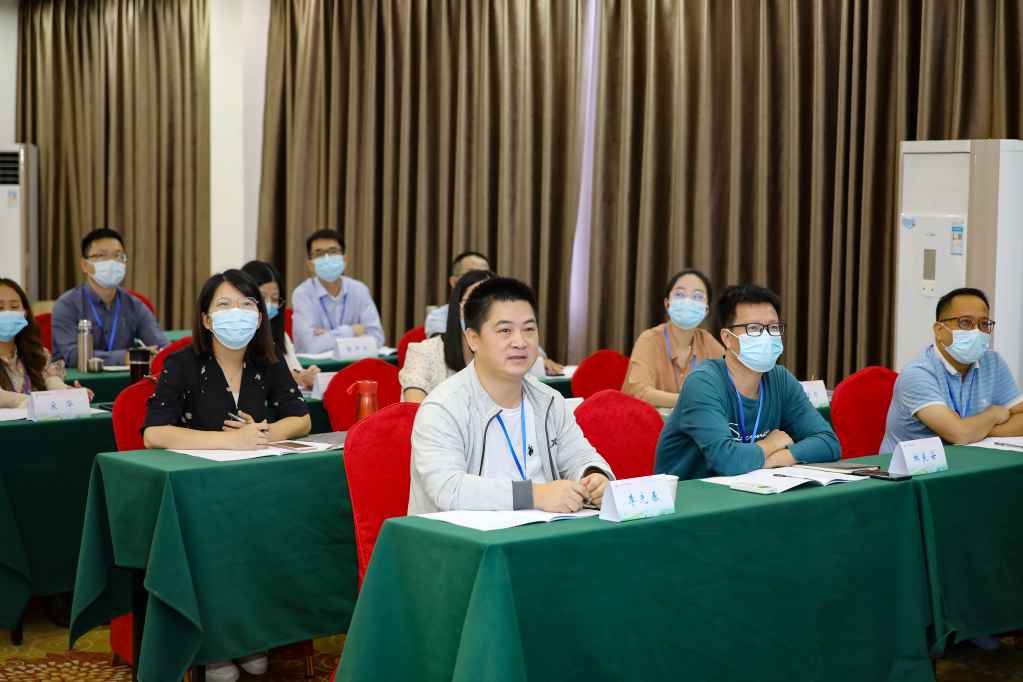 学员们认真听讲(易庆鑫摄).JPG 学员们认真听讲(易庆鑫摄).JPG