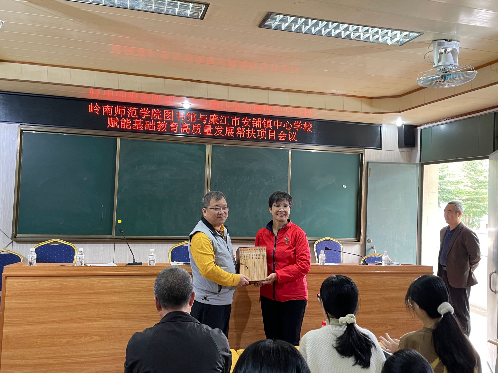 图书捐赠现场.jpg 图书捐赠现场.jpg