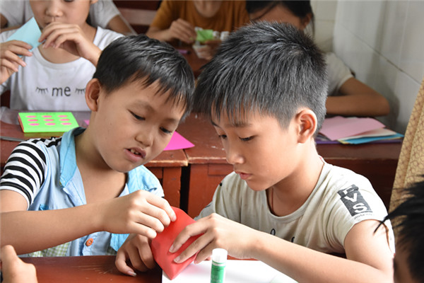 学生相互帮忙制作书签