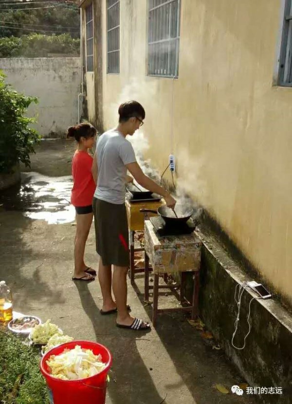 后勤组在做菜