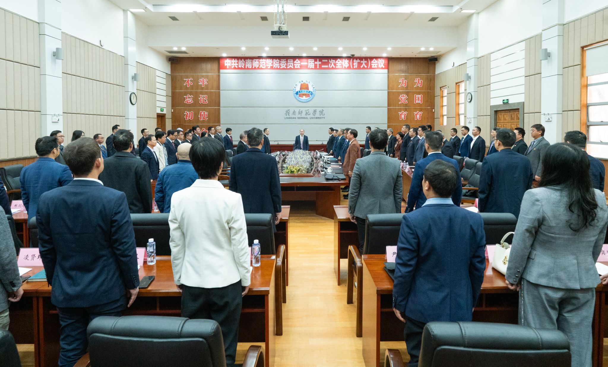 5 全会在雄壮的《国际歌》中闭幕.jpg