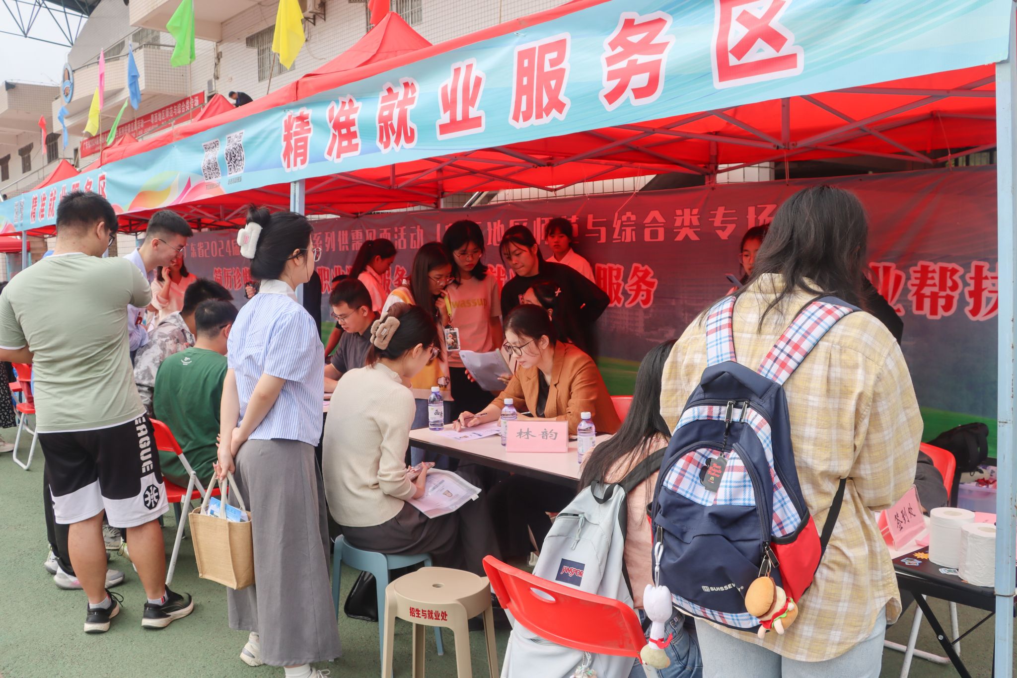 7 精准就业服务区 黄卓君摄.jpg