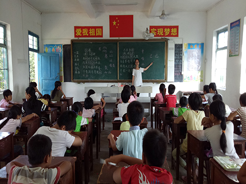 陈佩珊教学生朗诵诗歌
