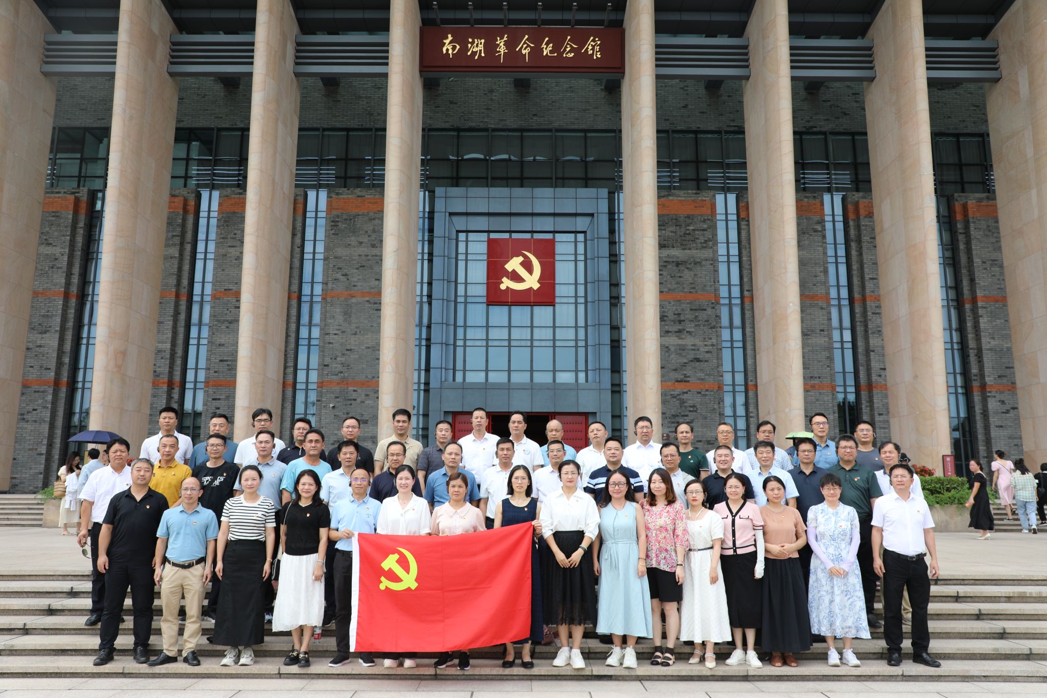 12 在南湖革命纪念馆前合影.JPG