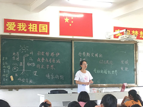 小老师讲解奇妙的植物世界
