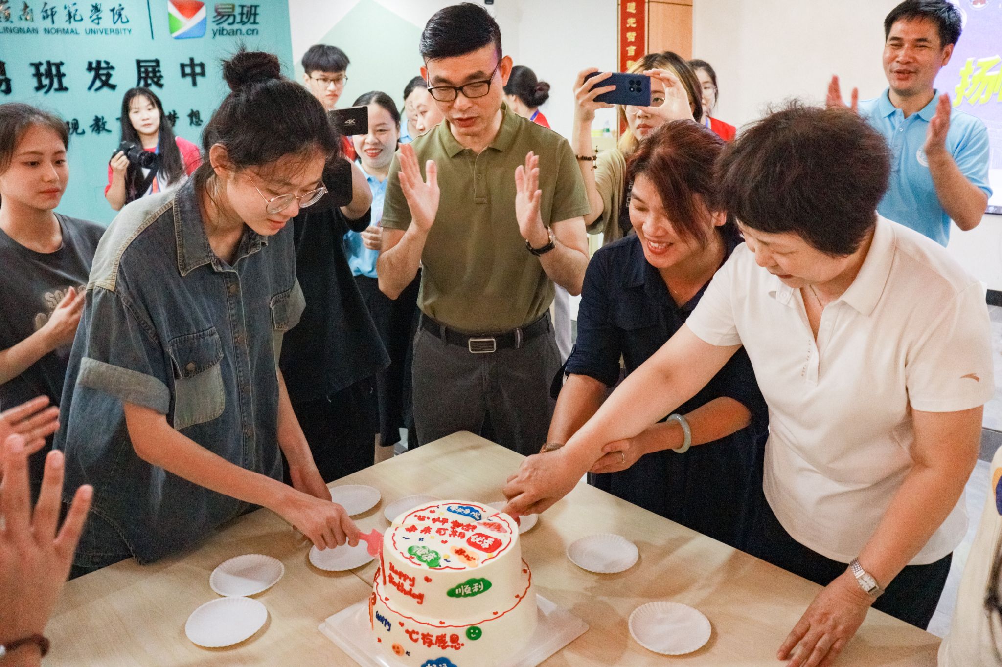 陈玉凤摄-62切蛋糕.jpg