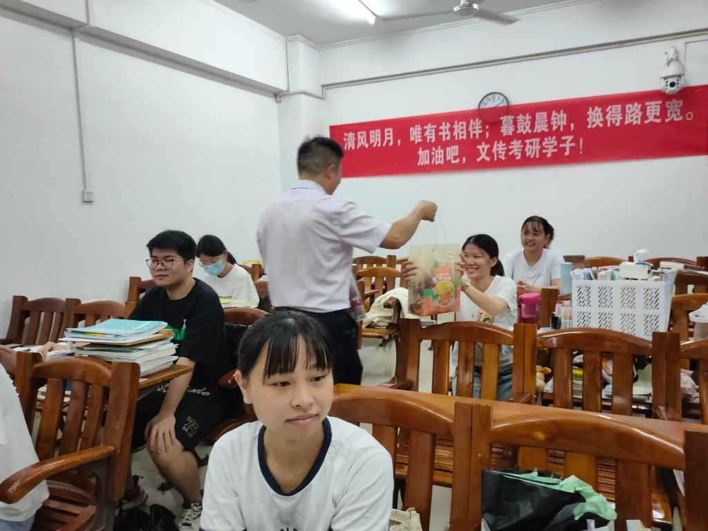 派发考研暖心加油包.jpg