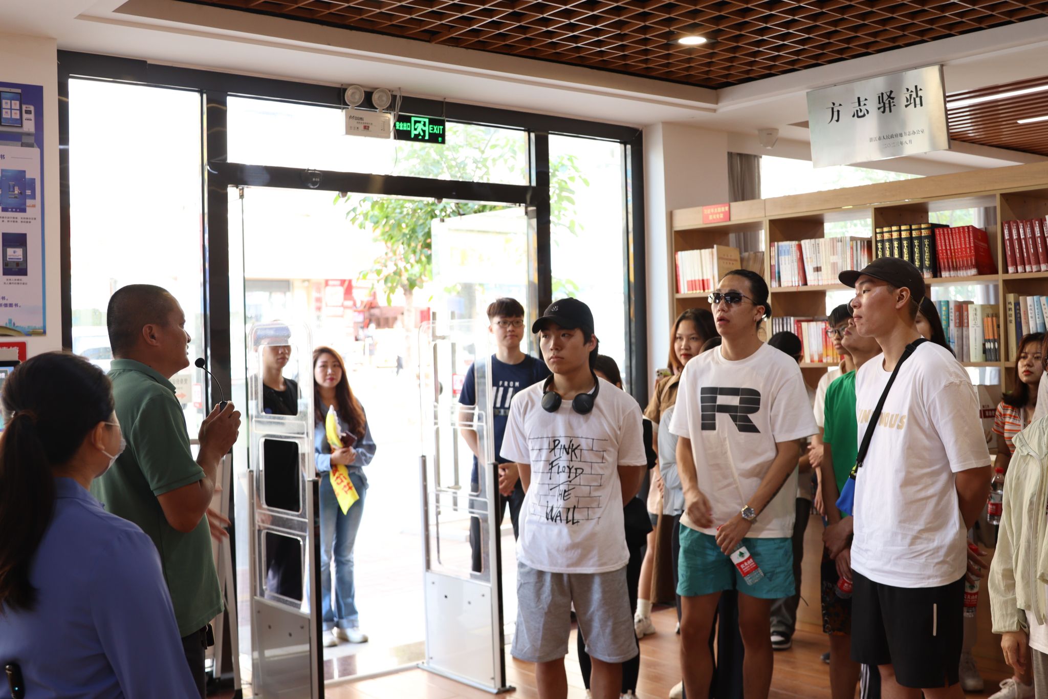 文化讲解员对城市书屋进行介绍.jpg 文化讲解员对城市书屋进行介绍.jpg