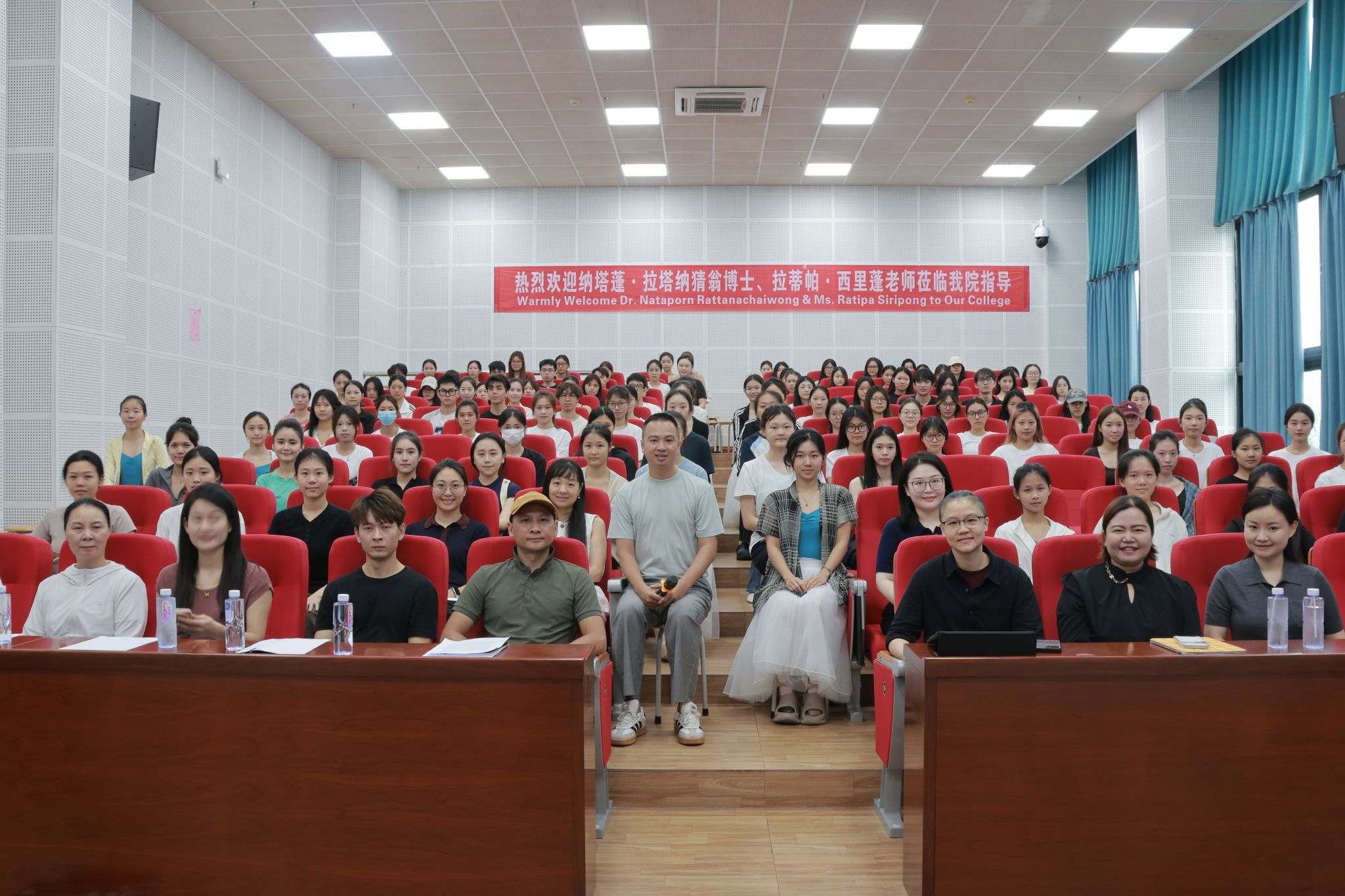 开班现场,泰方专家与参训师生合影.jpg 开班现场,泰方专家与参训师生合影.jpg