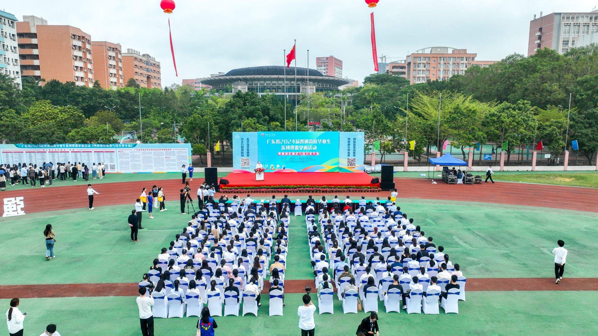 2 部分企事业单位进行现场宣讲推介.jpg