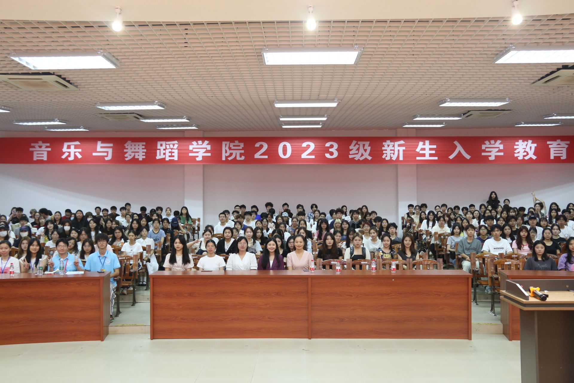 合影.jpg 合影.jpg