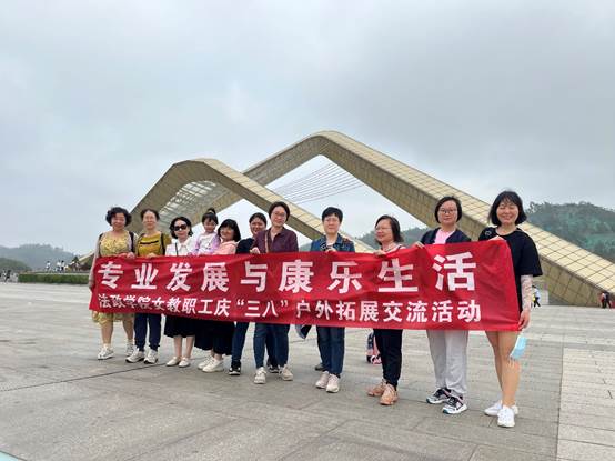 图片包含 户外, 人们, 站, 男人描述已自动生成