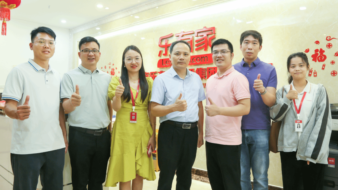 校企双方合影留念.png 校企双方合影留念.png