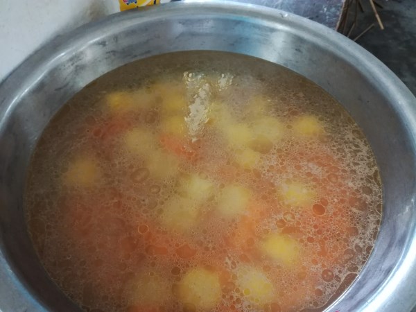 队员们合力完成的美味玉米煮鸡汤