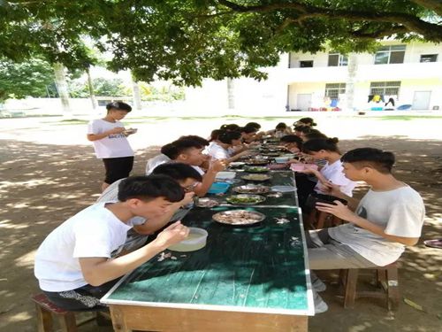 队员们心满意足地品尝后勤组的成果