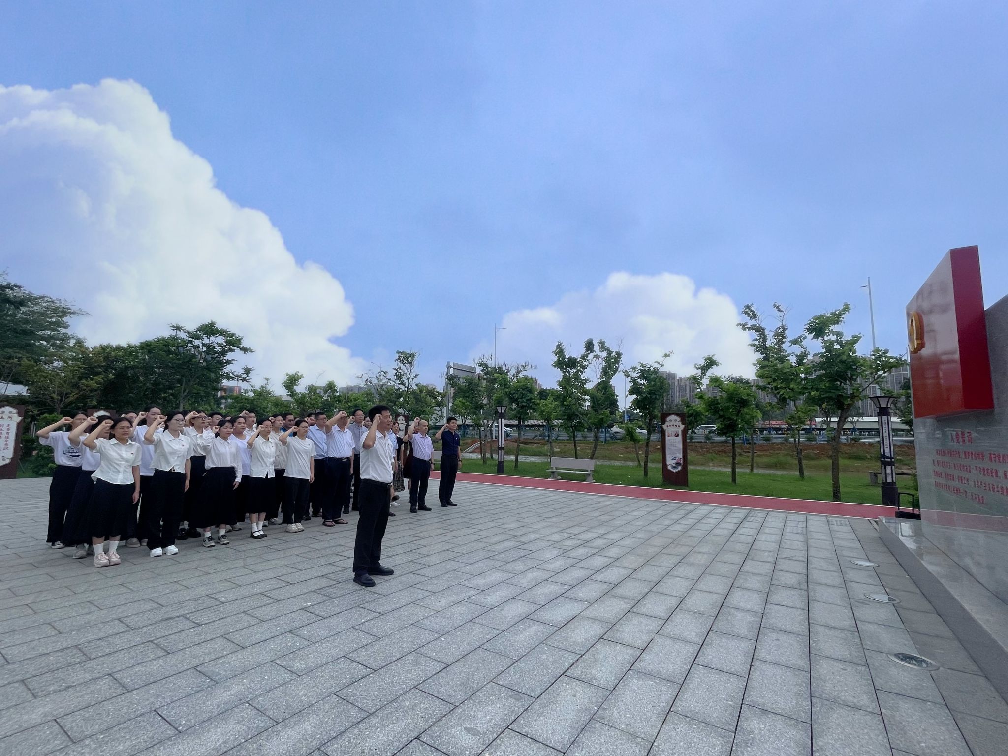 师生党员重温入党誓词(李水清摄).jpg 师生党员重温入党誓词(李水清摄).jpg