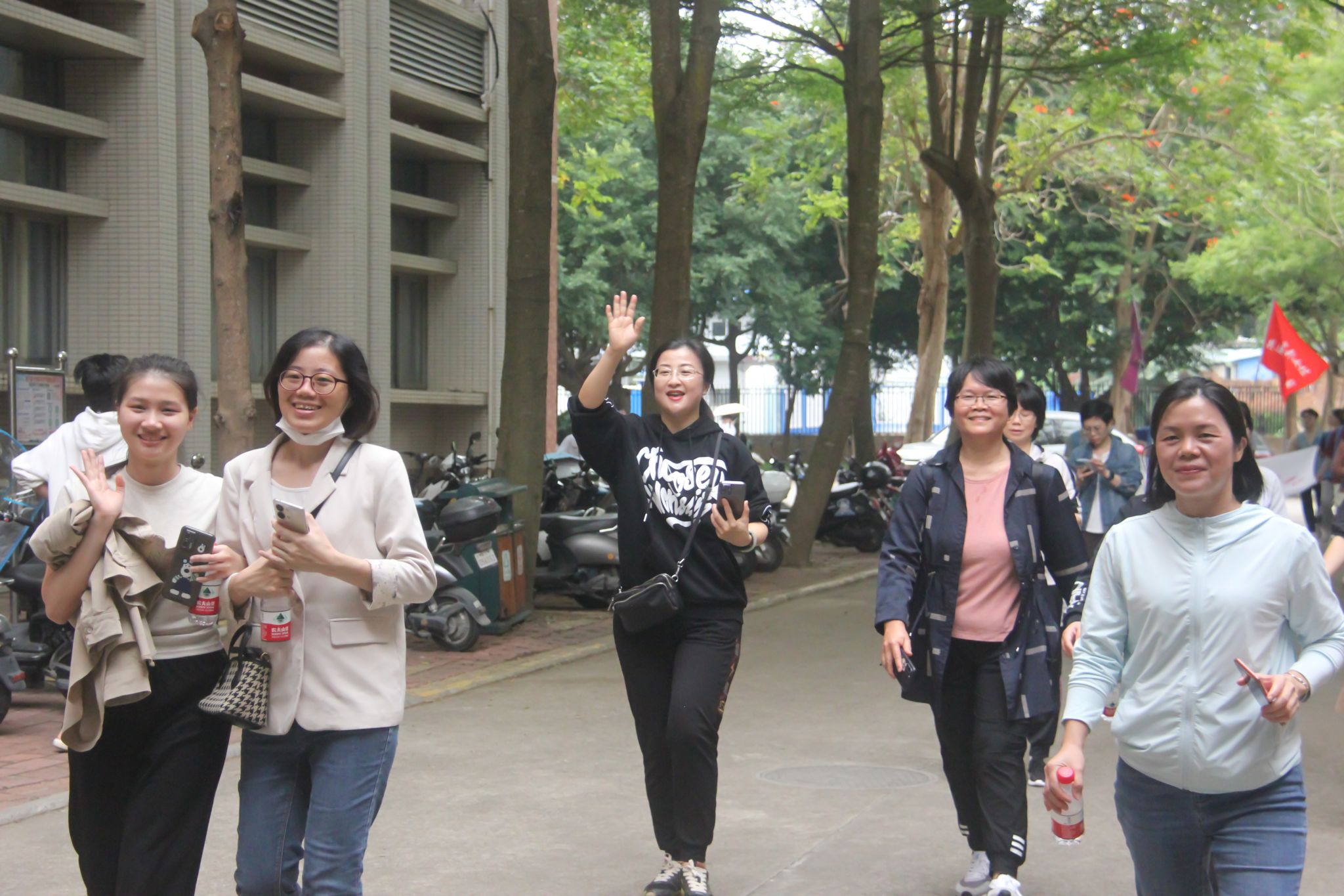 老师们徒步去往下一个打卡点2.jpg 老师们徒步去往下一个打卡点2.jpg