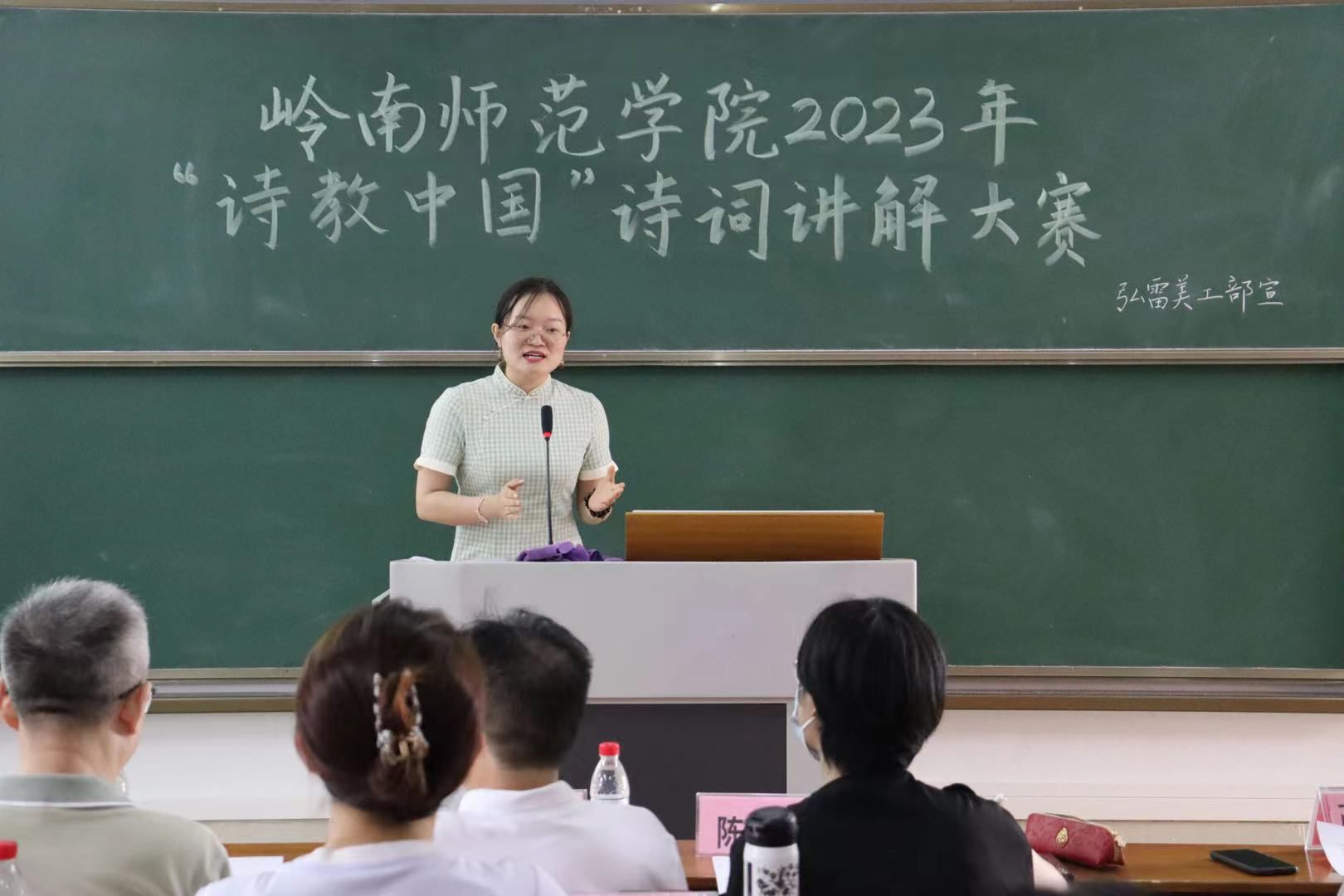 李佳书老师进行讲解.jpg 李佳书老师进行讲解.jpg