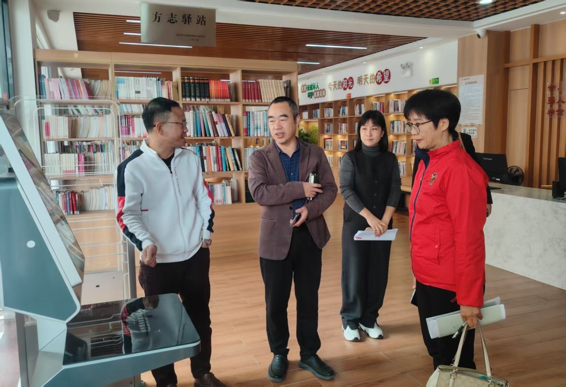 考察城市书屋.jpg 考察城市书屋.jpg
