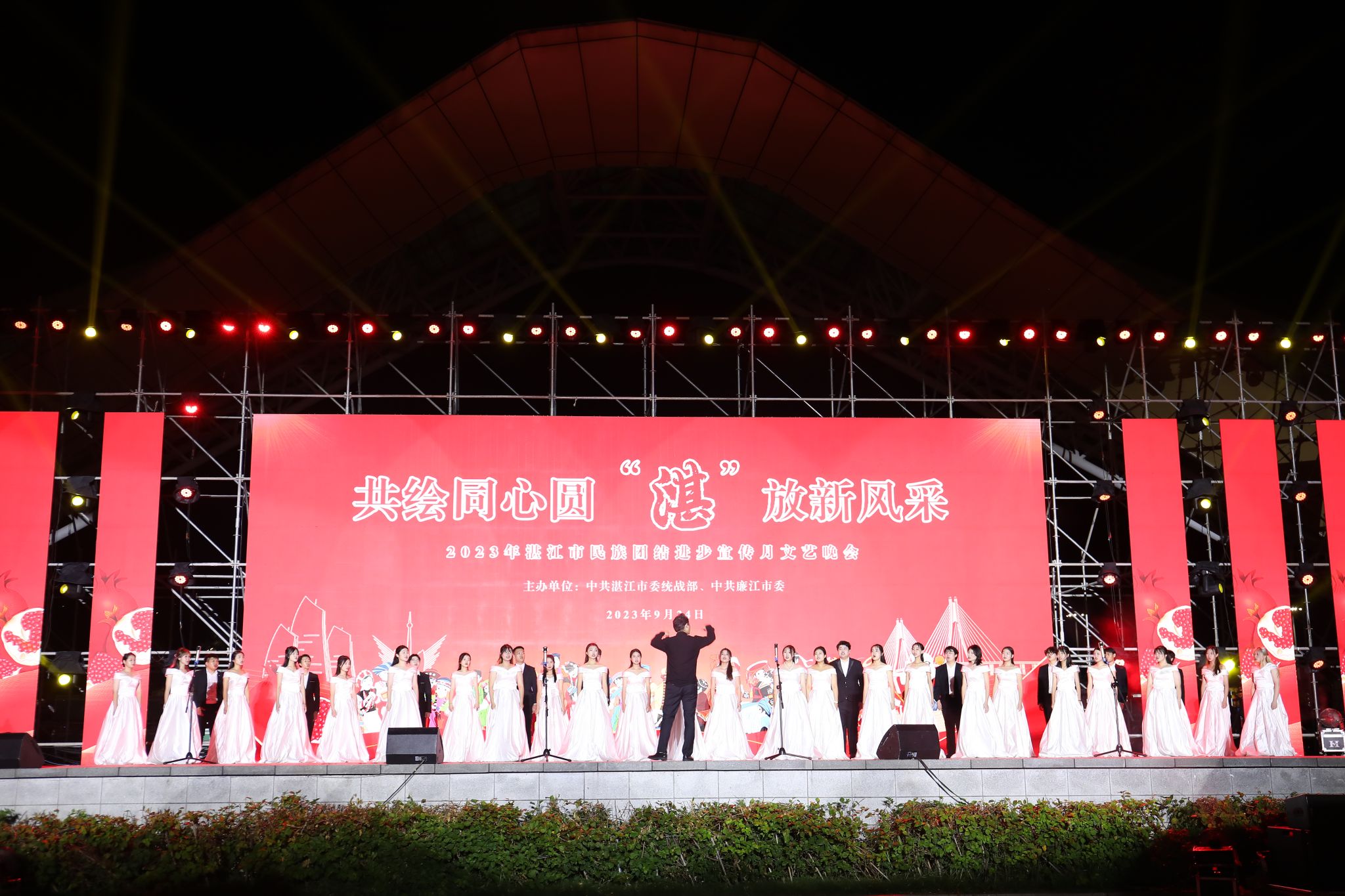 3 岭南师范学院“新空合唱团”各民族学生大合唱《天路》和《我和我的祖国》.JPG