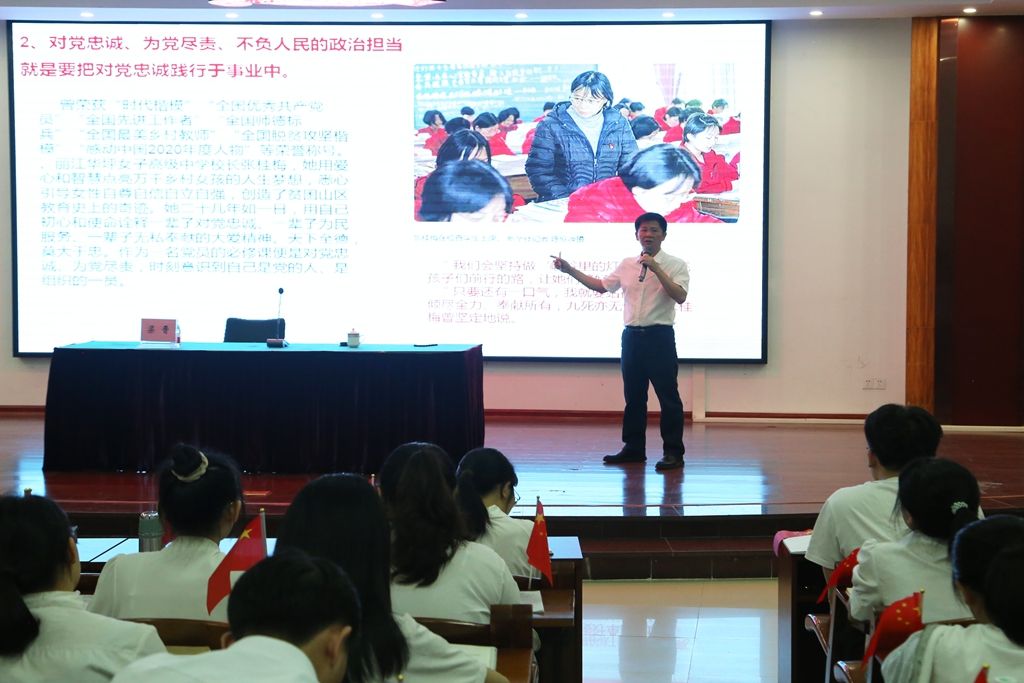 梁晋为党员授课(李琴沙摄).jpg 梁晋为党员授课(李琴沙摄).jpg