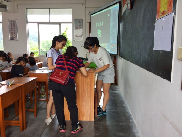 图为支教老师准备给学生们上手工课