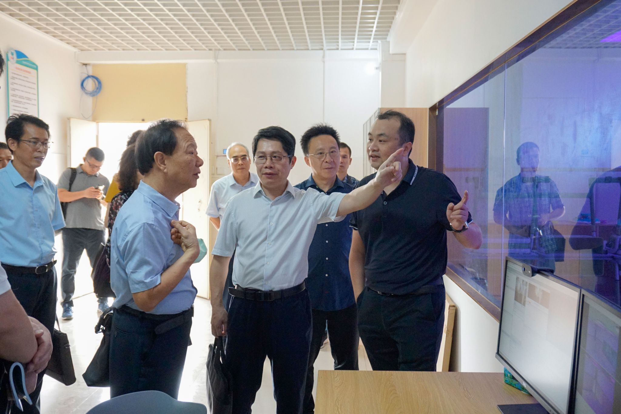 陈堞欣摄 (3)参观实验室.jpg