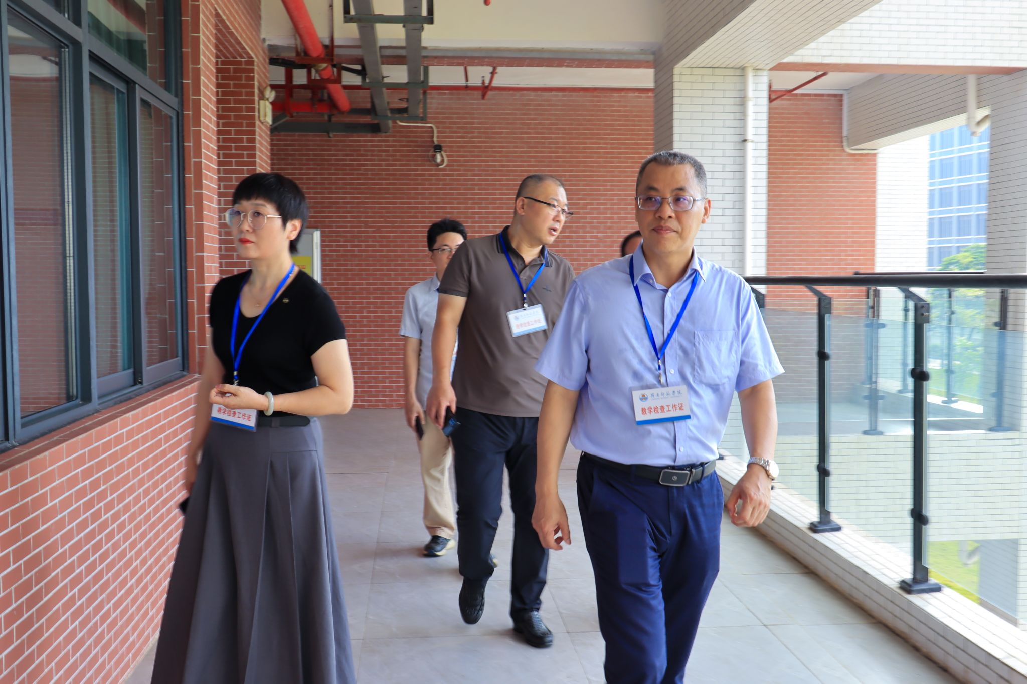 李心渝摄-付继发视察教五 (14).JPG