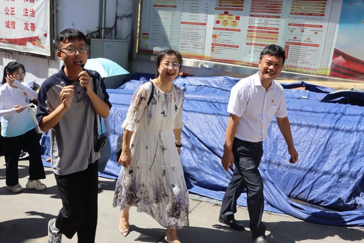 讲解员讲解景点故事.jpg 讲解员讲解景点故事.jpg