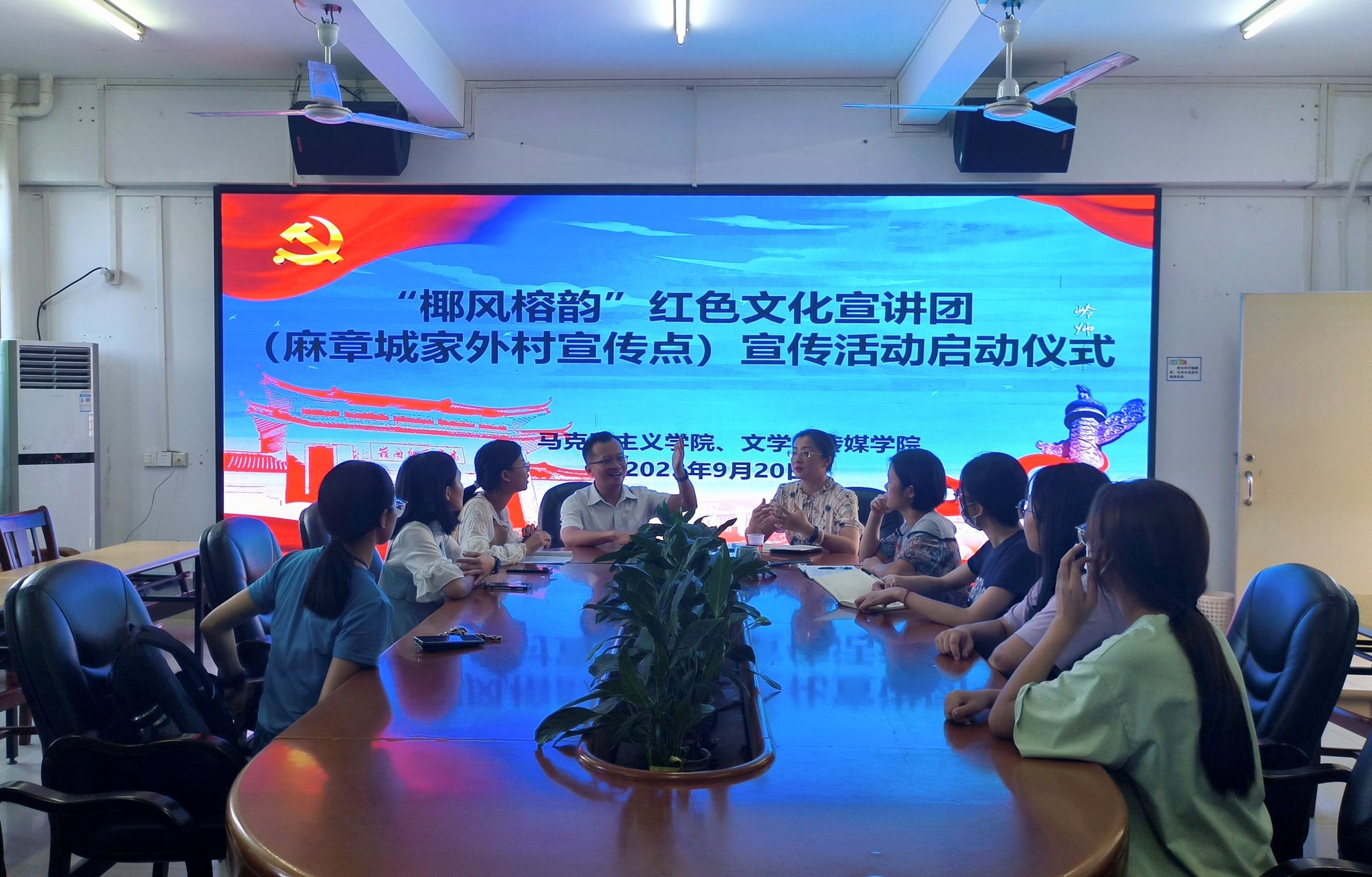 启动会上专题座谈活动.jpg 启动会上专题座谈活动.jpg