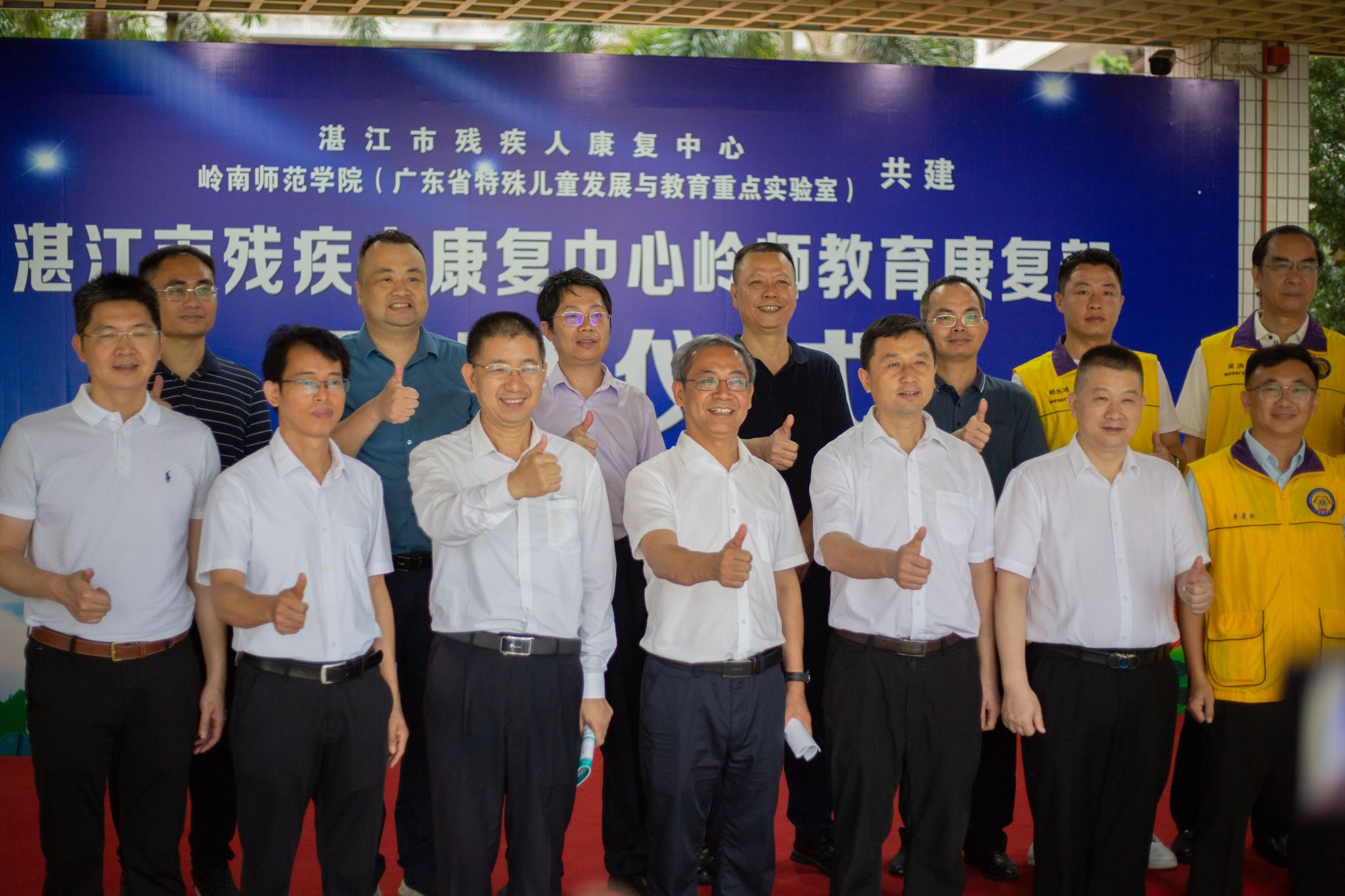 合影留念.jpg 合影留念.jpg