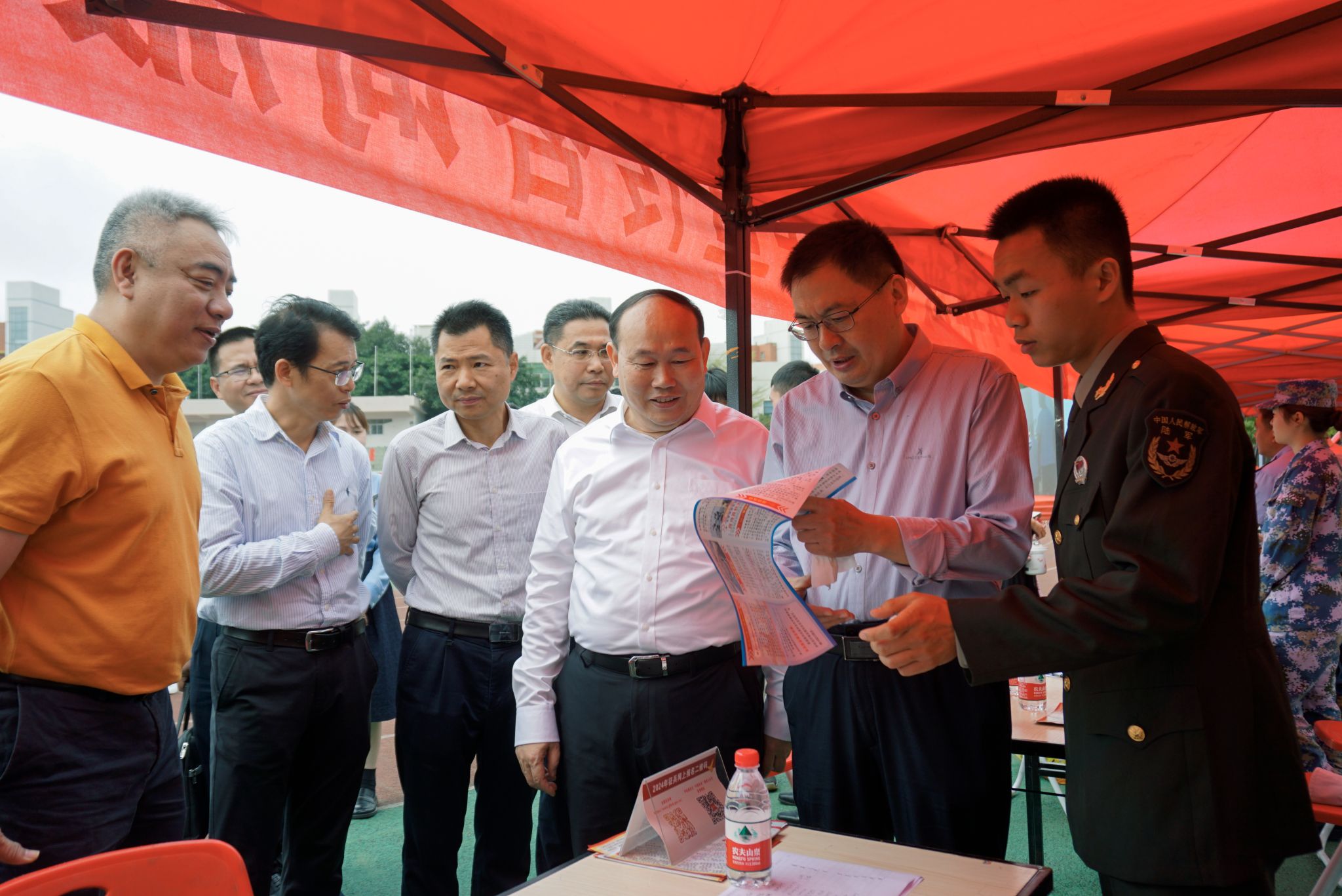 4 广东省教育厅副厅长程大欣在征兵宣传咨询服务驿站了解征兵宣传工作.jpg