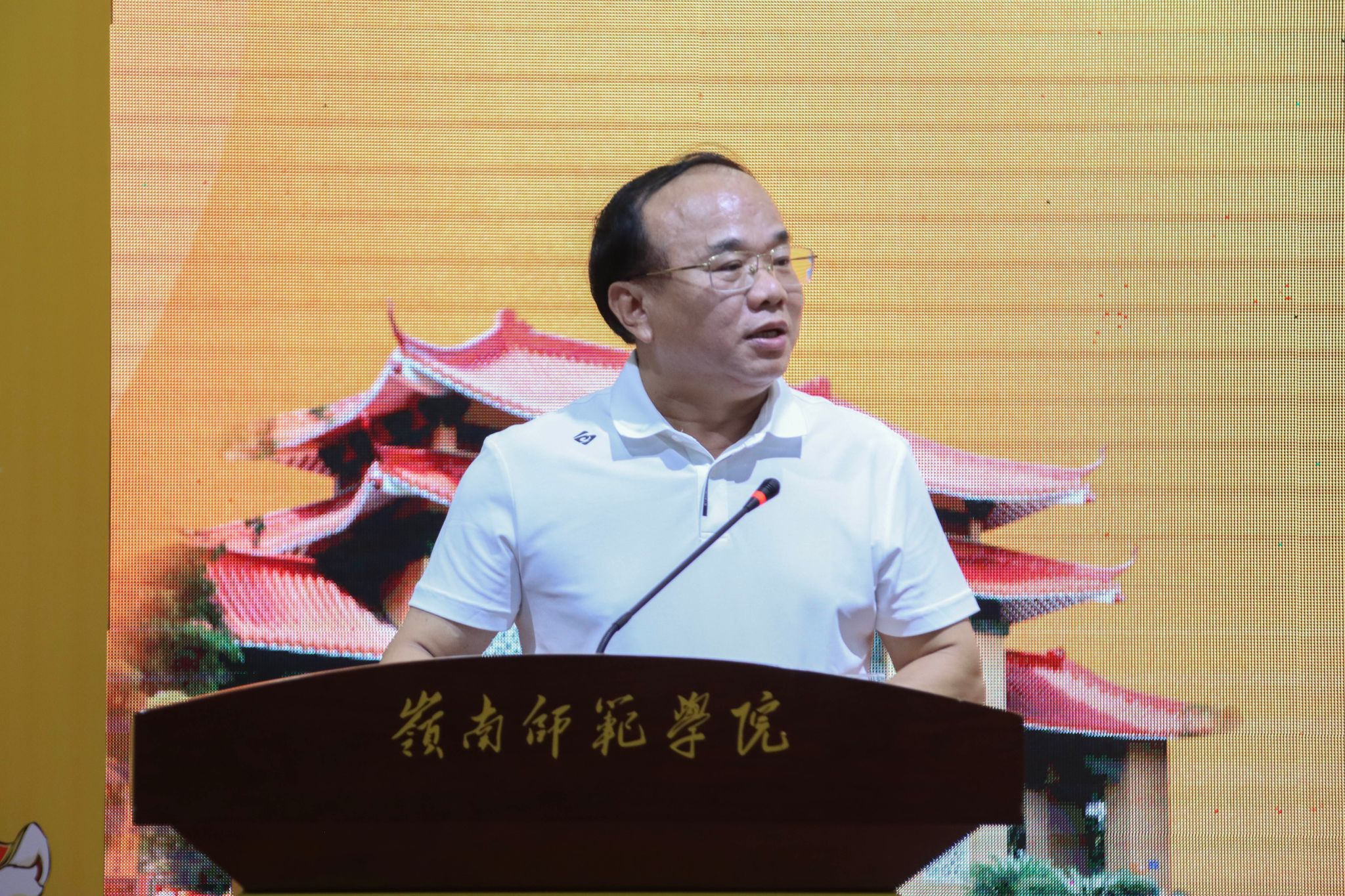 唐伟俊摄2-苏古发副校长特写.jpg