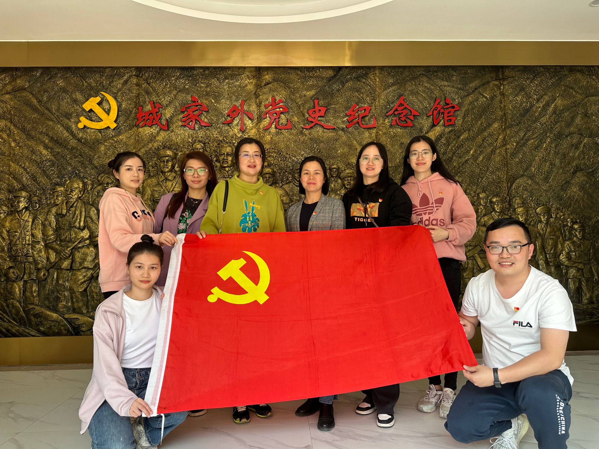 在红色基地学习合影.jpg 在红色基地学习合影.jpg