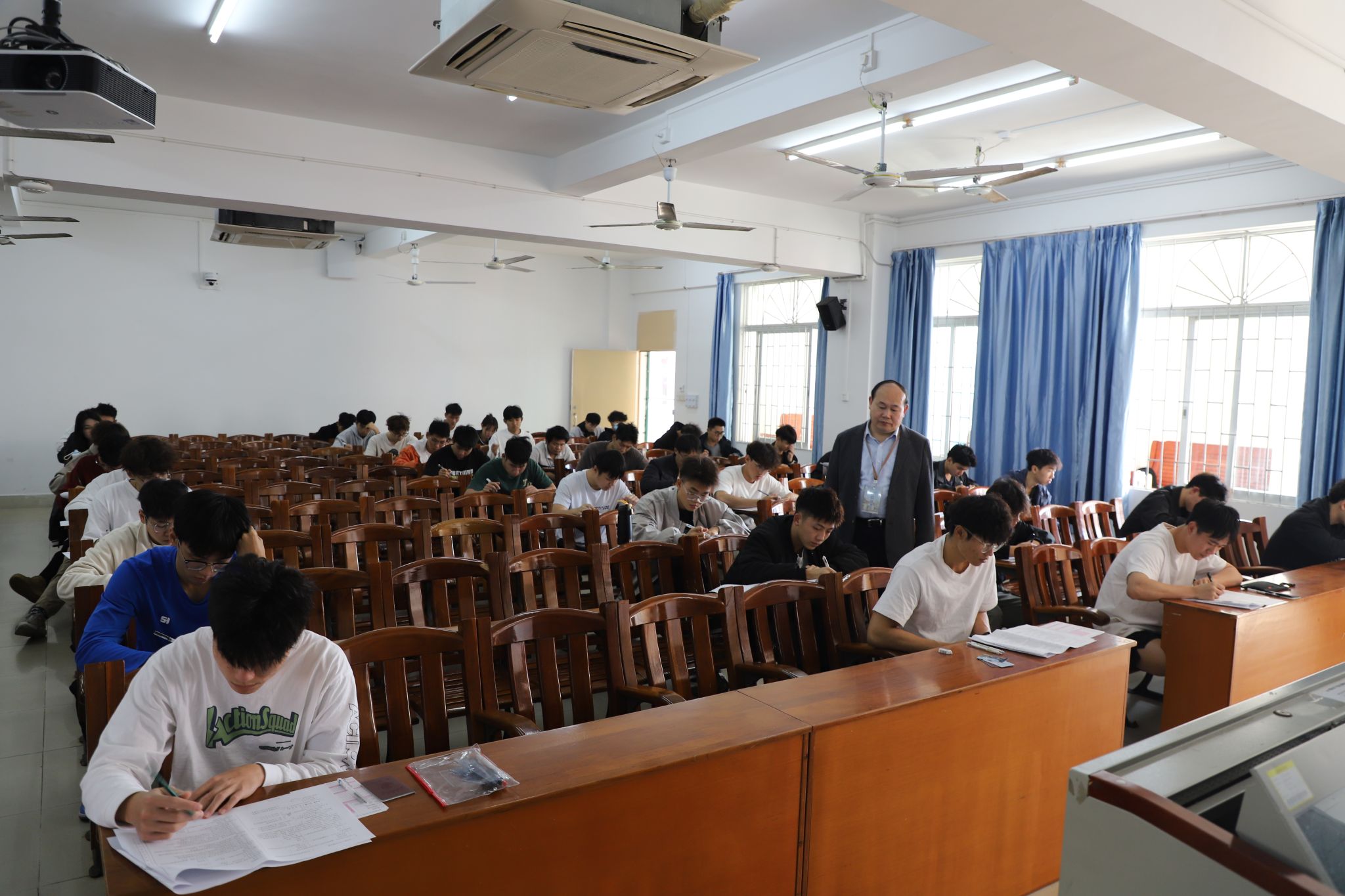 2 校长阳爱民在第三教学楼《中国近现代史纲要》考试考场巡考.JPG