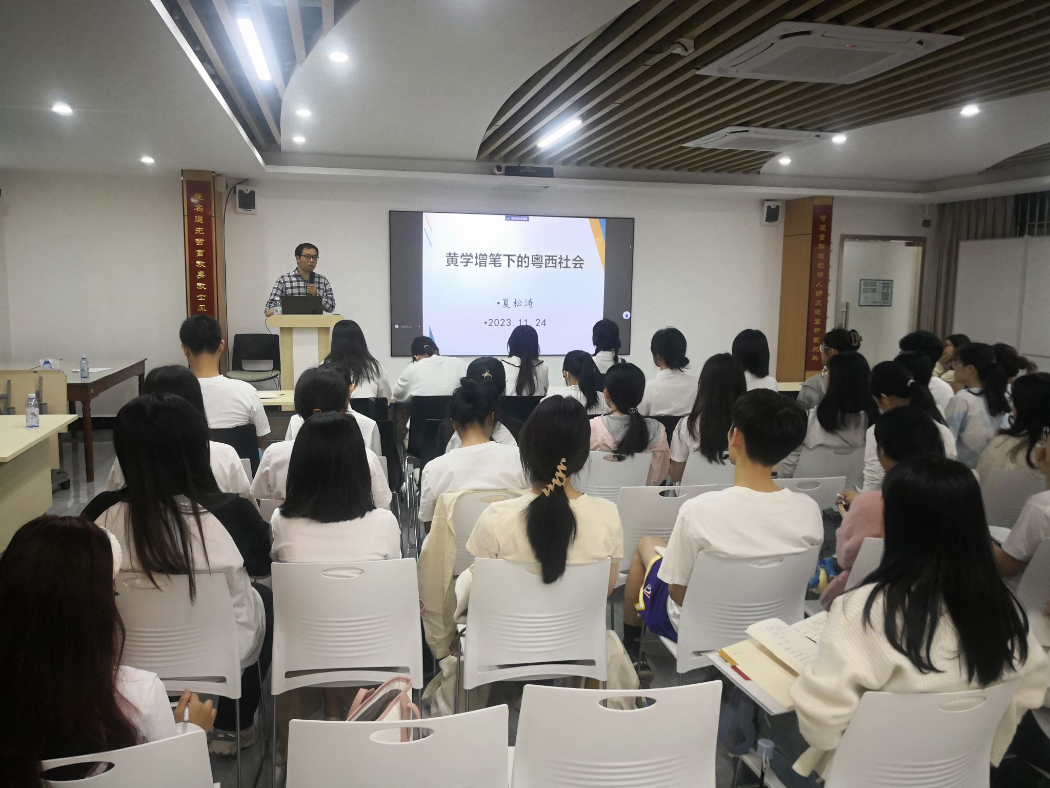 红色读书(吴茂靖 摄)会.jpg 红色读书(吴茂靖 摄)会.jpg