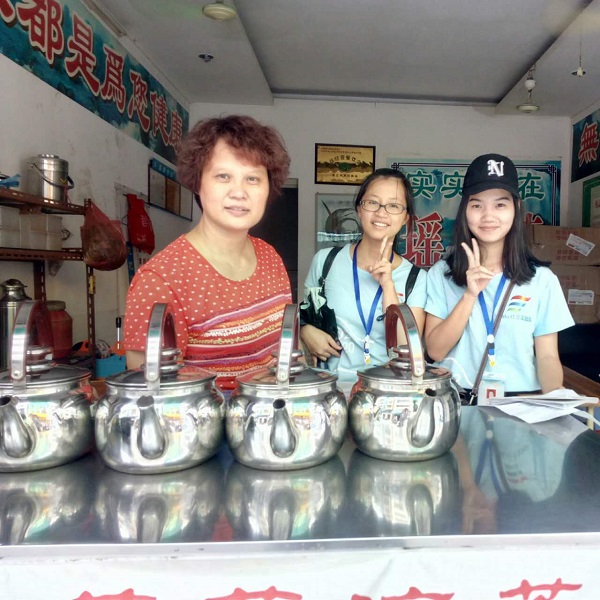 与老阿姨合影