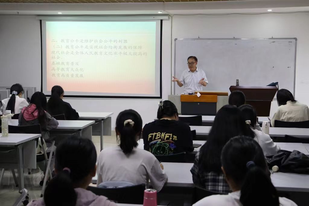 授课现场2.jpg 授课现场2.jpg