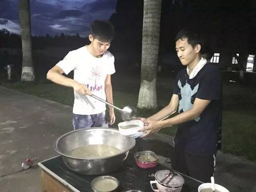 后勤组组员为队员乘糖水