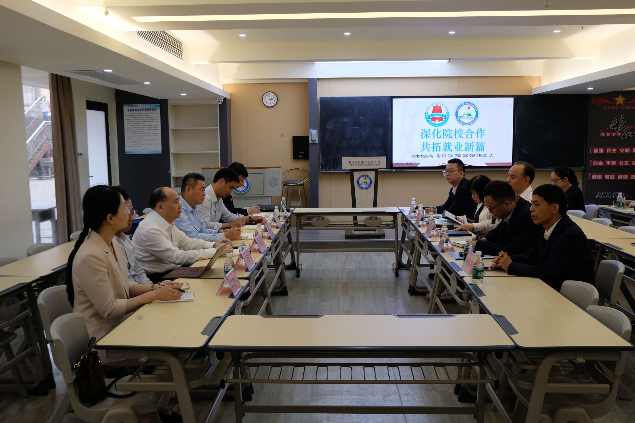 与滨海学校校友代表交流座谈.JPG