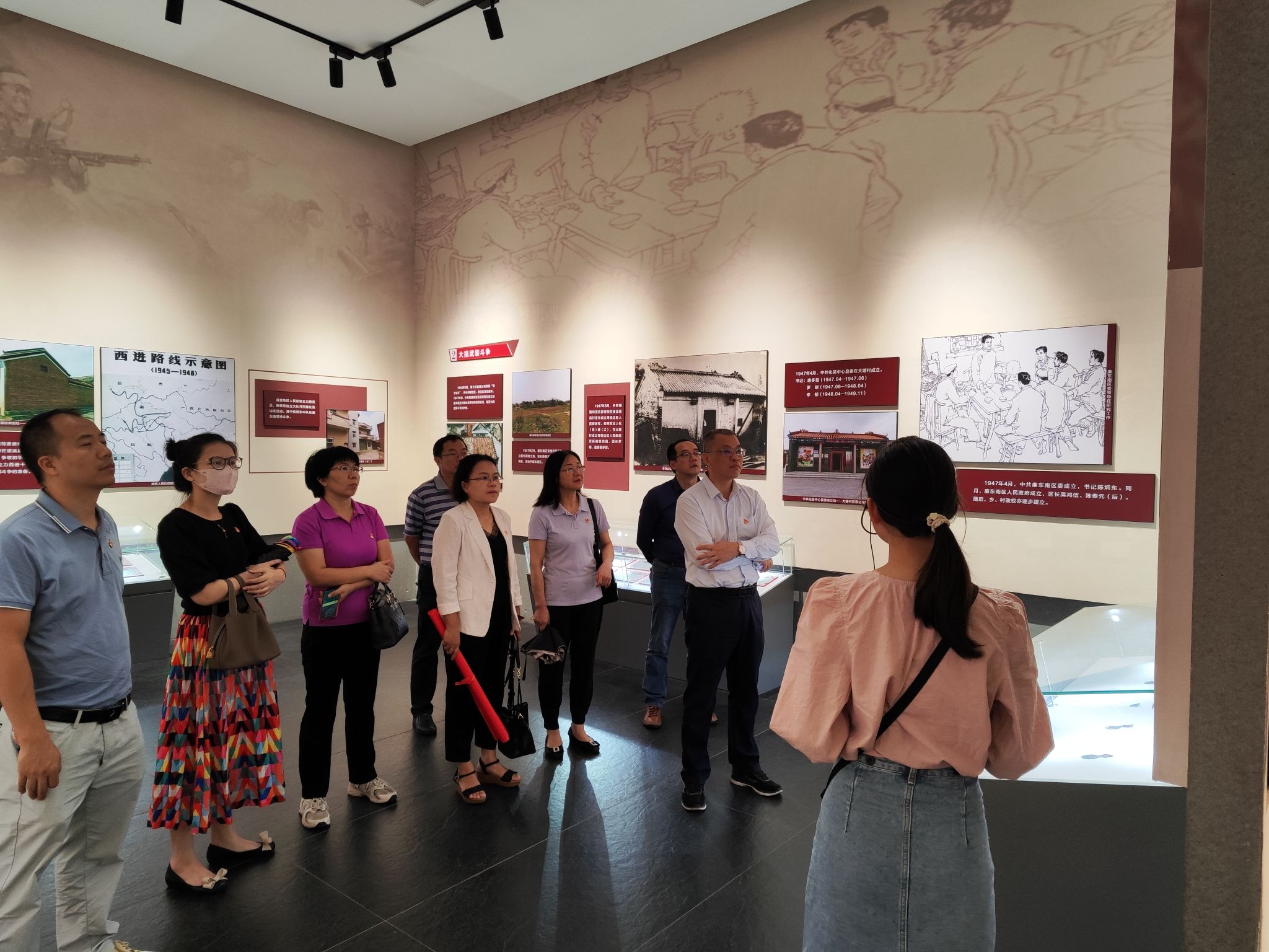 参观中.jpg 参观中.jpg