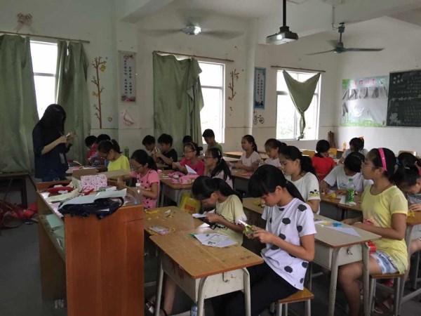 小学生在认真地剪纸