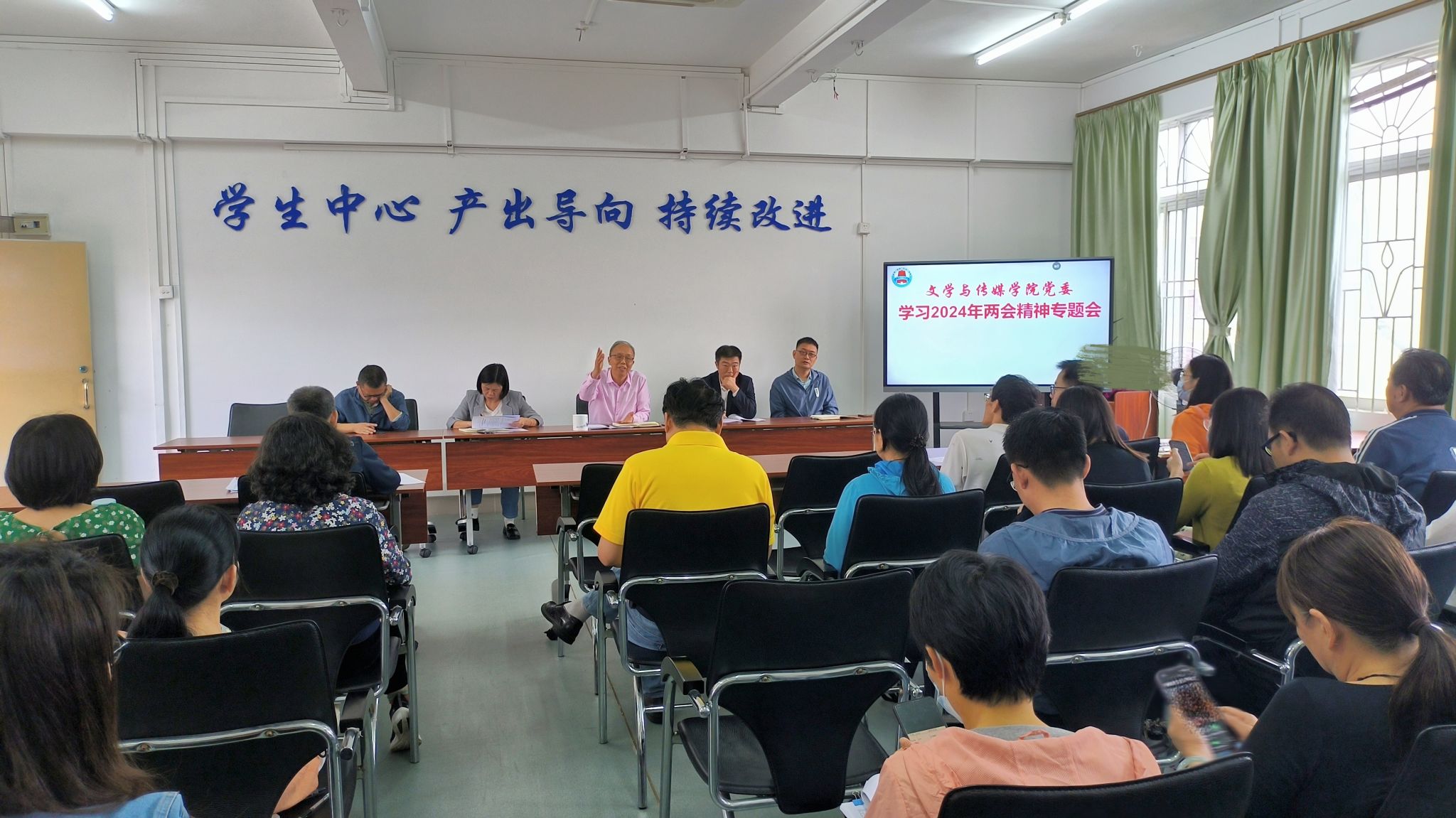 教职工专题学习会.jpg 教职工专题学习会.jpg